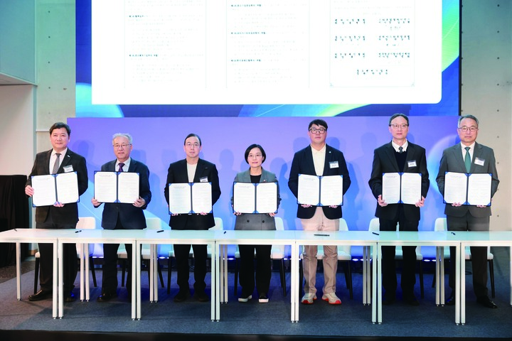 한성숙 중소벤처기업부 장관이 2025년 12월 1일 경기 성남 경기 스타트업 원스톱 지원센터에 열린 '전국 스타트업 원스톱 지원센터 출범식'에서 민·관 협력 파트너십 업무협약(MOU)을 체결한 후 기념 촬영을 하고 있다.