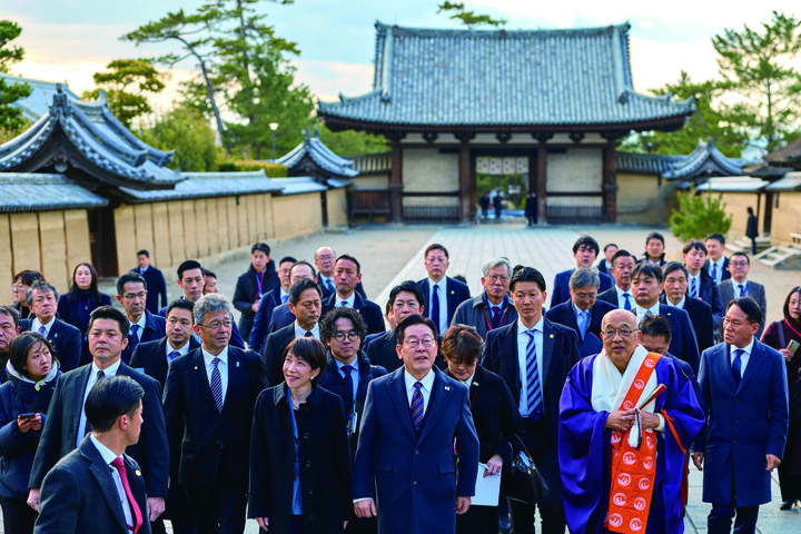 방일 일정 이틀째인 1월 14일 이재명 대통령이 다카이치 사나에 일본 총리와 함께 나라현 대표 문화유적인 호류지를 둘러보고 있다.