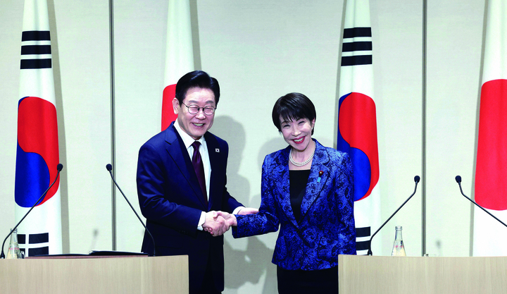 이재명 대통령과 다카이치 사나에 일본 총리가 1월 13일 일본 나라현 회담장에서 정상회담 직후 공동언론발표를 마친 뒤 악수하고 있다.