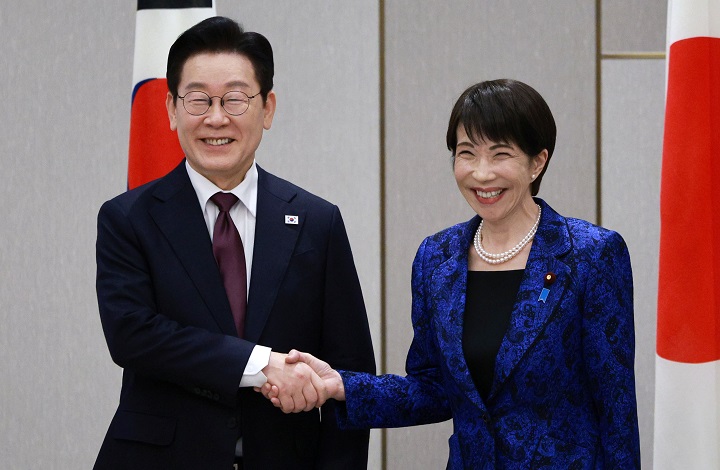 이재명 대통령과 다카이치 사나에 일본 총리가 지난 13일 일본 나라현 정상회담장에서 확대 회담에 앞서 악수하고 있다.(사진=저작권자(c) 연합뉴스, 무단 전재-재배포 금지)