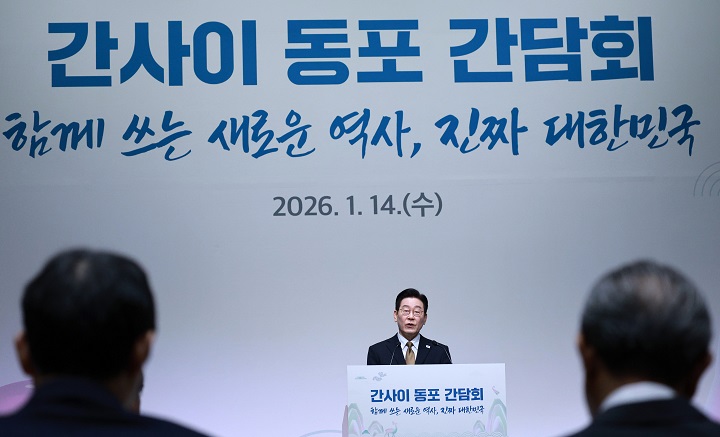 이재명 대통령과 다카이치 사나에 일본 총리가 지난 13일 일본 나라현 정상회담장에서 확대 회담에 앞서 악수하고 있다.(사진=저작권자(c) 연합뉴스, 무단 전재-재배포 금지)