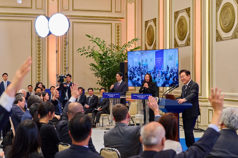 이재명 대통령이 지난해 12월 3일 청와대 영빈관에서 열린 '새롭게 선 민주주의, 그 1년' 외신 기자회견에서 취재진의 질문을 받고 있다. (대통령실 제공)