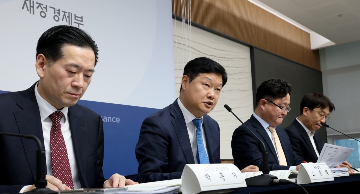 조만희 재정경제부 세제실장(왼쪽 두번째)이 지난 15일 세종시 정부세종청사에서 2025년 세제개편 후속 시행령 개정안을 설명하고 있다.(ⓒ뉴스1, 무단 전재-재배포 금지)