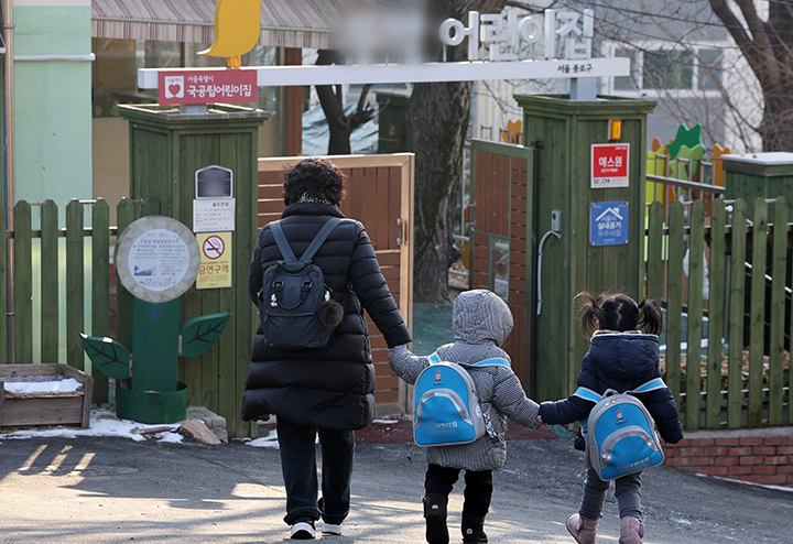 서울시내 한 어린이집에서 어린이들이 등원하고 있다. 2025.2.11 (ⓒ뉴스1, 무단 전재-재배포 금지)
