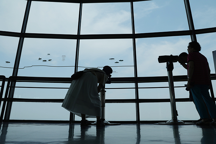 경기도 파주시 오두산 통일전망대에서 방문객들이 북한 황해북도 개풍군 일대를 망원경으로 살펴보고 있다. 2025.6.19.(사진=저작권자(c) 연합뉴스, 무단 전재-재배포 금지)