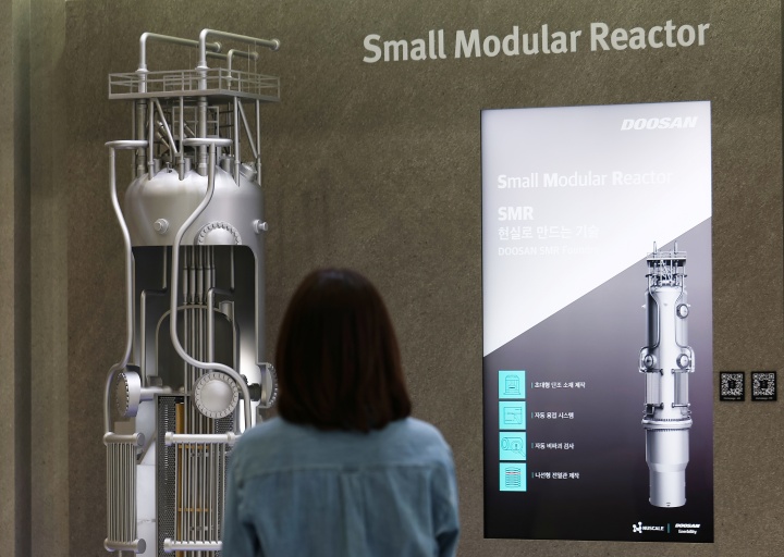 '스마트에너지플러스 2025'에서 관람객들이 소형모듈원전(SMR) 모형을 둘러보고 있다. 2025.10.15 (사진=저작권자(c) 연합뉴스, 무단 전재-재배포 금지)