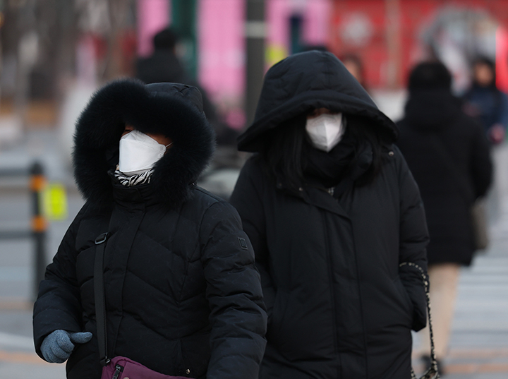 새해 첫 출근일인 2일 서울 광화문 사거리에서 시민들이 횡단보도를 건너고 있다. 2026.1.2