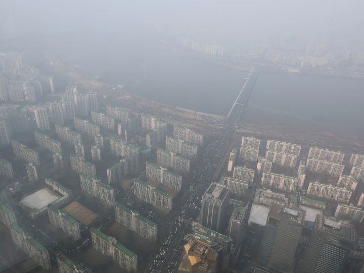 서울 송파구 롯데월드타워에서 바라본 한강변 아파트 단지. 2026.1.15. (ⓒ연합뉴스, 무단 전재-재배포 금지)