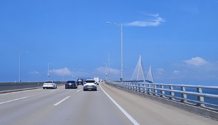 확 줄어든 통행료 덕에 이제는 인천대교를 자주 이용할 수 있게 됐다.