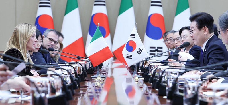 이재명 대통령과 조르자 멜로니 이탈리아 총리가 19일 청와대에서 확대회담을 하고 있다. 2026.1.19(ⓒ뉴스1, 무단 전재-재배포 금지)