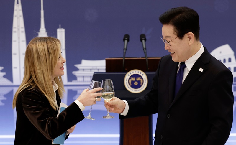 이재명 대통령과 조르자 멜로니 이탈리아 총리가 19일 청와대에서 열린 공식 오찬에서 건배하고 있다. 2026.1.19(ⓒ뉴스1, 무단 전재-재배포 금지)