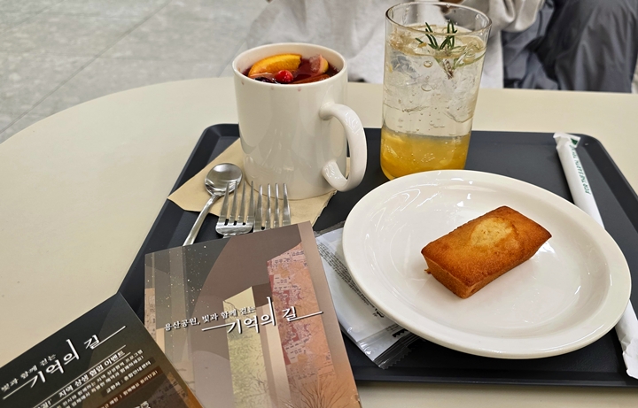 용산어린이정원 내 카페에서 이벤트로 받은 피낭시에와 음료수를 마시며 딸과 이야기를 나눴다.