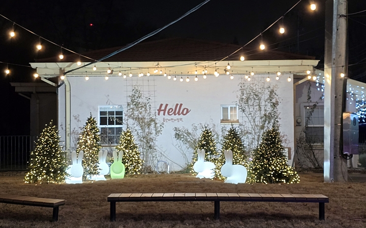 곳곳마다 예쁘게 꾸며져 신년 연하장을 받은 느낌이었다.