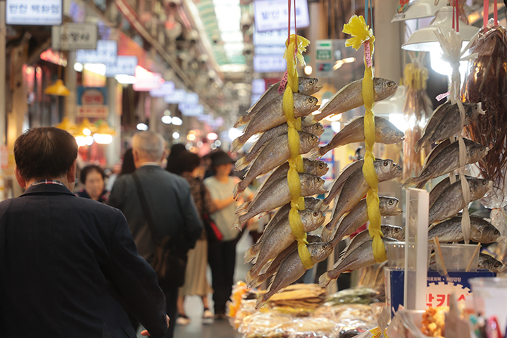 2일 서울 시내 한 전통시장에서 시민들이 장을 보고 있다. 2025.10.2 (사진=저작권자(c) 연합뉴스, 무단 전재-재배포 금지)