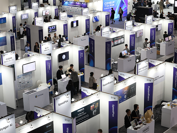 10일 서울 강남구 코엑스에서 열린 글로벌 스타트업 페스티벌 '컴업 2025'에서 참관객들이 전시 부스를 둘러보고 있다. 2025.12.10 (사진=저작권자(c) 연합뉴스, 무단 전재-재배포 금지)