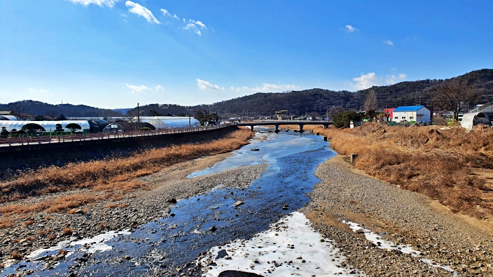 양주에서 발원해 고양&middot;파주를 거쳐 한강으로 흘러드는 물길을 따라 걷는다.