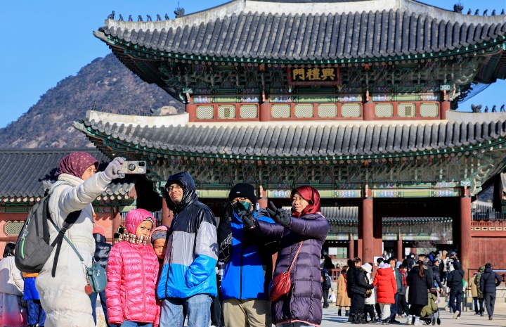 새해 첫날인 1일 서울 종로구 경복궁을 찾은 외국인 관광객들이 기념촬영을 하고 있다. 2026.1.1. (ⓒ뉴스1, 무단 전재-재배포 금지)