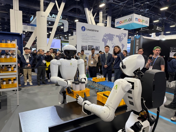 CES 현지에 산업통상부가 주관하는 휴머노이드 기술 개발 연합체 '휴머노이드 M.AX 얼라이언스' 공동관에서 에이로봇 한재권 CTO(최고기술관리자)가 류제명 과학기술정보통신부 제2차관에게 자사가 제작한 로봇을 설명하고 있다. (에이로봇 제공)