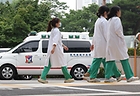 27일 서울 시내 한 대학병원에서 의료진이 이동하고 있다. 2025.6.27 (사진=저작권자(c) 연합뉴스, 무단 전재-재배포 금지)