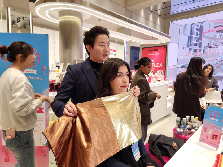 전문가가 외국인을 대상으로 퍼스널 컬러를 진단하고 있다. 전통적인 한옥 공간에서 현대적인 스타일링과 메이크업을 경험할 수 있는 게 인상적이라는 외국인의 반응이 이어지고 있다.