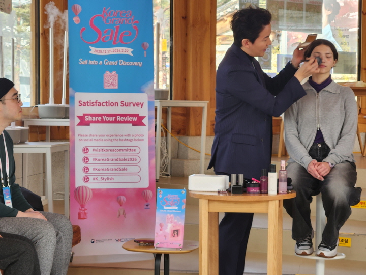 외국인을 대상으로 한 메이크업 꿀팁 클래스에서 한국식 베이스 메이크업의 기본 원칙을 외국인 방문객의 눈높이에 맞춰서 설명하고 있다.