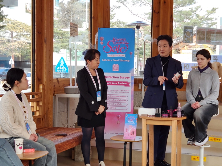 외국인을 대상으로 하는 케이-스타일리쉬(K-Stylish)' 체험 프로그램인 만큼 원활한 의사소통을 위해 통역도 진행 중이다.