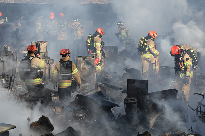 지난 20일 오전 화재가 발생한 서울 강남구 개포동 구룡마을 4구역에서 소방관들이 잔불을 끄고 있다. 사진은 기사 내용과 무관함.(사진=저작권자(c) 연합뉴스, 무단 전재-재배포 금지)