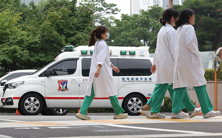 27일 서울 시내 한 대학병원에서 의료진이 이동하고 있다. 2025.6.27 (사진=저작권자(c) 연합뉴스, 무단 전재-재배포 금지)