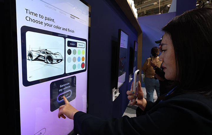 CES 개막일인 지난 6일(현지시간) 미국 네바다주 라스베이거스 컨벤션센터(LVCC) 아마존 부스에서 관람객들이 생성형 AI 스티커 사진 제작을 체험하고 있다.(사진=저작권자(c) 연합뉴스, 무단 전재-재배포 금지)