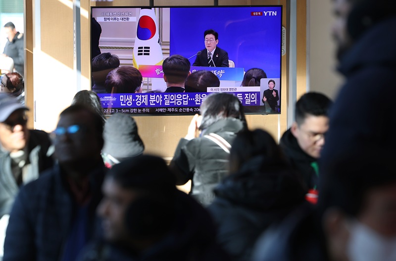 21일 오전 서울 중구 서울역 대합실에서 시민들이 이재명 대통령의 2026 신년 기자회견 생중계를 지켜보고 있다. 2026.1.21 (ⓒ뉴스1, 무단 전재-재배포 금지)