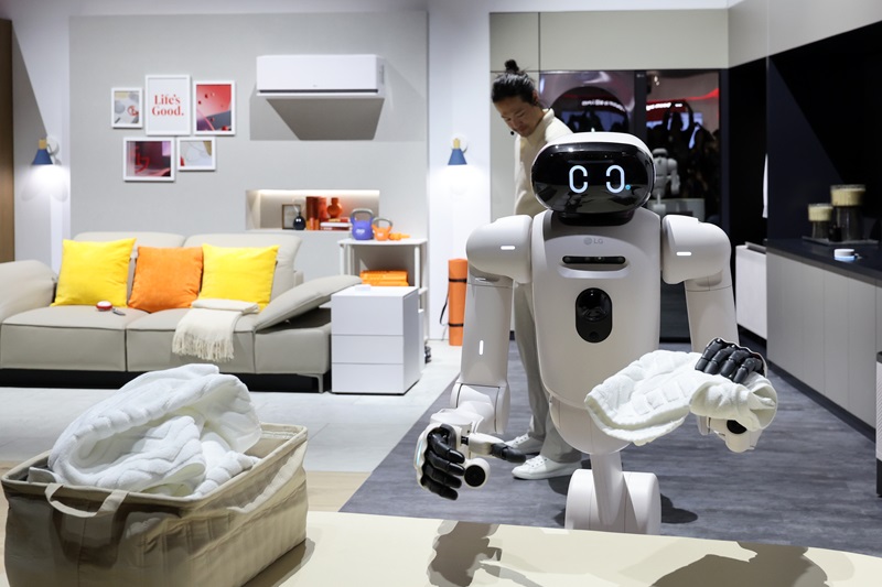 세계 최대 IT(정보기술)·가전 전시회 'CES 2026' 개막을 하루 앞둔 5일(현지시간) 미국 네바다주 라스베이거스 컨벤션센터(LVCC)에서 열린 LG전자 사전 부스투어에서 AI 홈로봇 'LG 클로이드'가 세탁된 수건을 접고 있다. 2026.1.6 (ⓒ뉴스1, 무단 전재-재배포 금지)