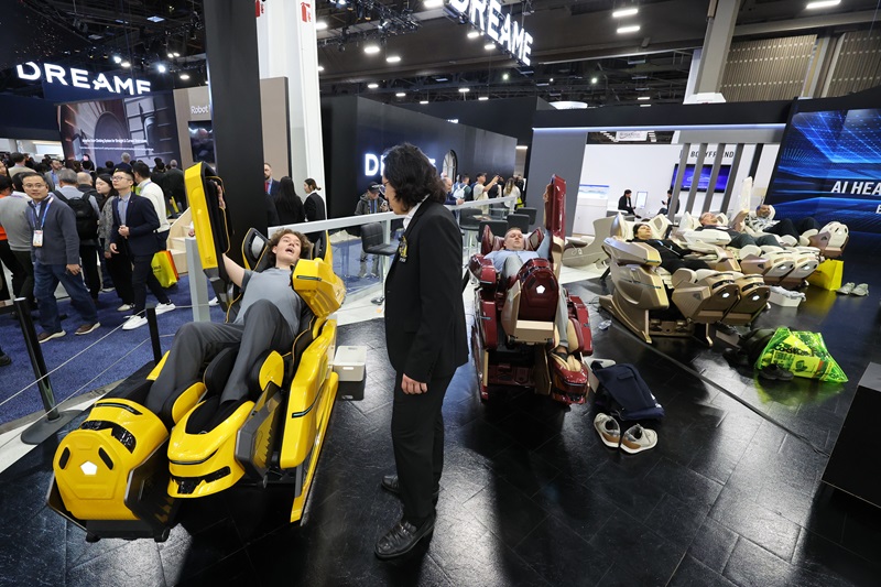 세계 최대 IT(정보기술)·가전 전시회 'CES 2026' 개막 일인 6일(현지시간) 미국 네바다주 라스베이거스 컨벤션센터(LVCC)에서 바디프렌드 부스를 찾은 관람객들이 안마기 체험을 하고 있다. 2026.1.7 (ⓒ뉴스1, 무단 전재-재배포 금지)