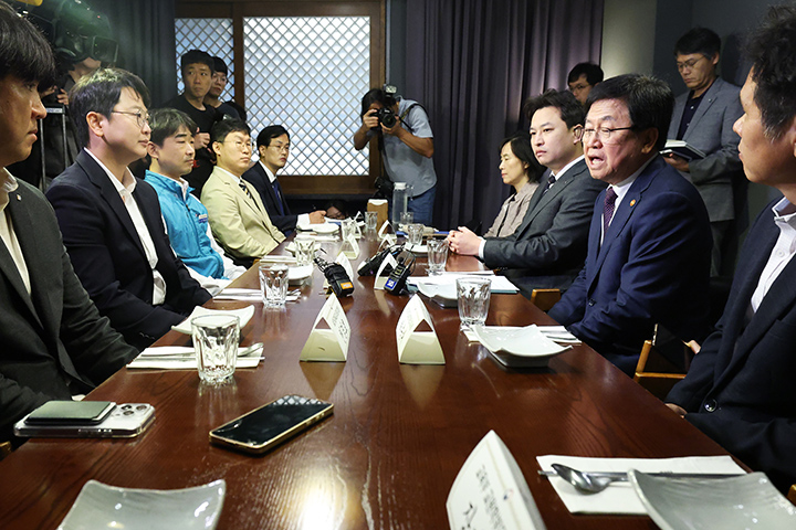 최교진 사회부총리 겸 교육부 장관이 교원노조 및 교원단체 오찬 간담회에서 모두발언을 하고 있다. 2025.9.24 (ⓒ뉴스1, 무단 전재-재배포 금지)