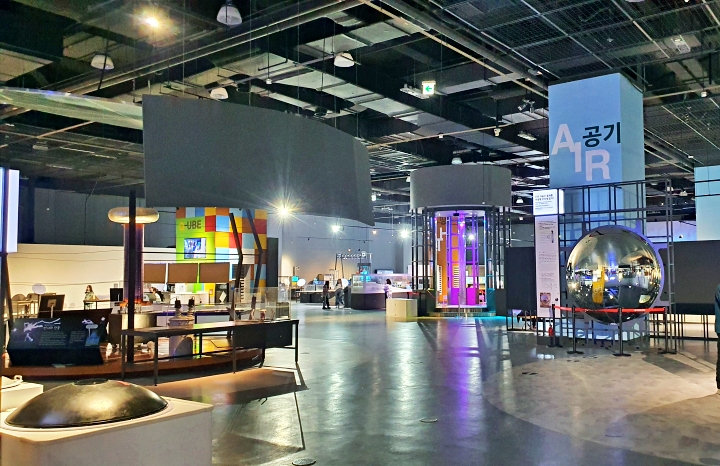 생활 속 과학원리 체험과 빛&middot;공기&middot;물&middot;땅 코너로 구성된 과학탐구관