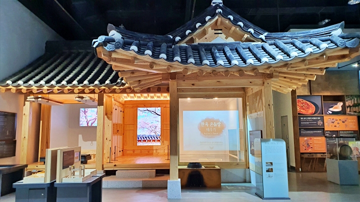 노후 한옥의 목재&middot;기와&middot;온돌 부재를 선별&middot;정비해 재사용한 실물 한옥 전시