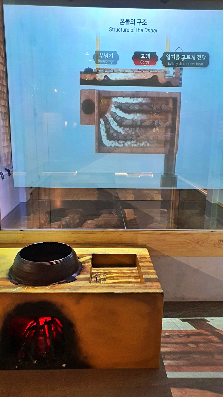 아궁이에 장작 모형을 두면 온돌 구조와 난방 원리가 디지털 영상으로 펼쳐진다.