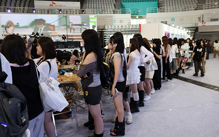 서울 송파구 올림픽공원 핸드볼경기장에서 열린 '2025 마이케이 페스타'에서 외국인 관광객 등이 한류 팬 사인회를 기다리고 있다. 2025.6.19 (ⓒ뉴스1, 무단 전재-재배포 금지)