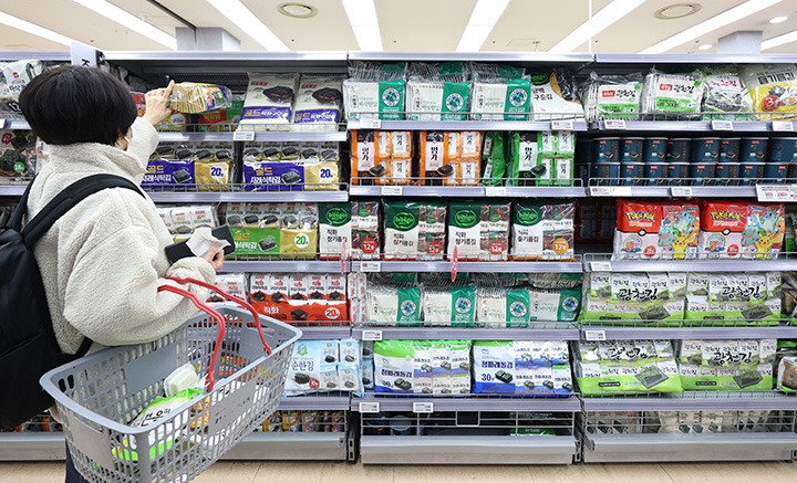 지난 15일 서울시내 한 대형마트에 다양한 조미김 상품이 진열돼 있다.(사진=저작권자(c) 연합뉴스, 무단 전재-재배포 금지)