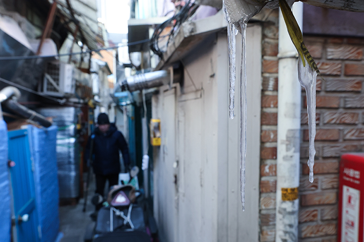 서울 전역에 한파주의보가 발효된 20일 서울 종로구 돈의동 쪽방촌에 고드름이 얼어있다. 2026.1.20 (사진=저작권자(c) 연합뉴스, 무단 전재-재배포 금지)