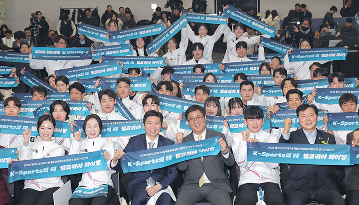 22일 송파구 올림픽파크텔에서 열린 '2026 밀라노 동계올림픽 선수단 결단식'에서 최휘영 문체부 장관(가운데 오른쪽)과 유승민 대한체육회장, 이수경 선수단장, 출전 선수들이 기념촬영을 하고 있다.(사진=저작권자(c) 연합뉴스, 무단 전재-재배포 금지)