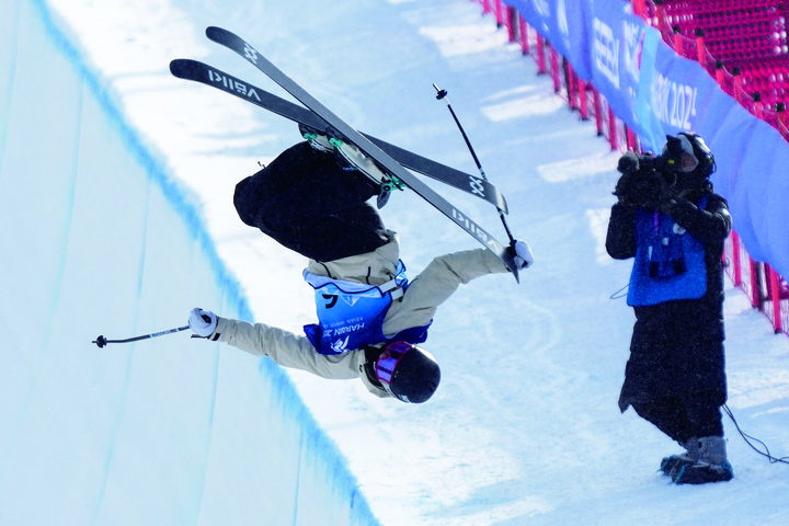 이승훈이 2025년 2월 8일 중국 하얼빈 야부리스키리조트에서 열린 2025 하얼빈 동계아시안게임 남자 프리스타일 스키 하프파이프에서 경기를 펼치고 있다.