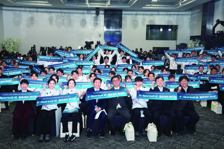 2026 밀라노-코르티나 동계올림픽 대한민국 선수단 결단식'이 1월 22일 서울 올림픽파크텔 올림피아홀에서 열렸다. 최휘영 문화체육관광부 장관을 비롯해 참석자들이 선수단과 함께 선전을 기원했다.