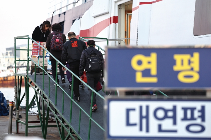 2025년 1월 24일 설 연휴를 하루 앞두고 인천 중구 인천항연안여객터미널에서 귀성객들이 고향 가는 여객선에 오르고 있다.
