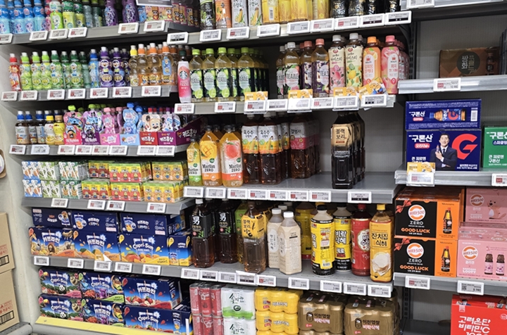 마트에 진열된 음료수. 앞으로 더 많은 제품이 무라벨로 되길 기대한다.