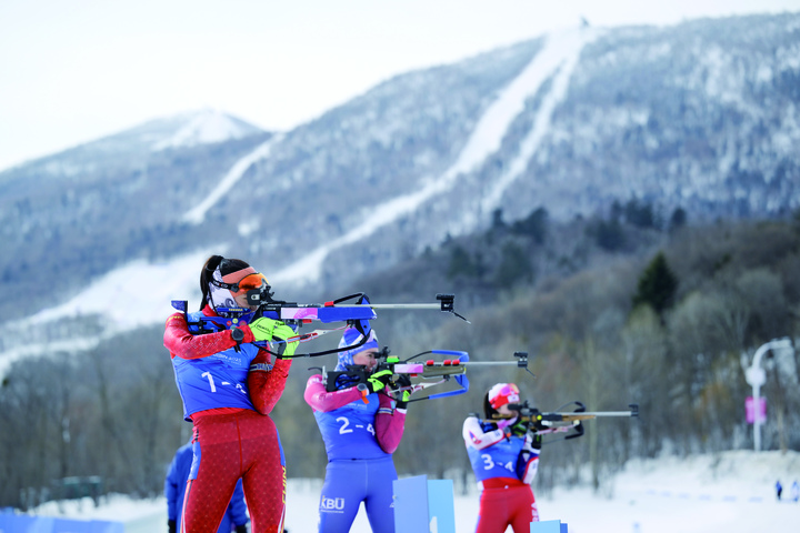 정주미(맨 오른쪽)가 2025년 2월 13일 중국 하얼빈 야부리스키리조트에서 열린 2025 하얼빈 동계아시안게임 여자 바이애슬론 계주 경기에서 사격하고 있다.