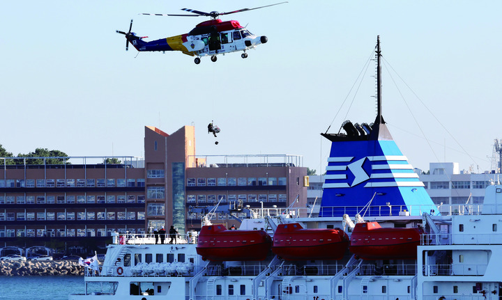 여객선 화재 발생 수난대비 기본훈련이 2025년 11월 부산 영도구 국립해양박물관 앞 해상에서 열렸다.