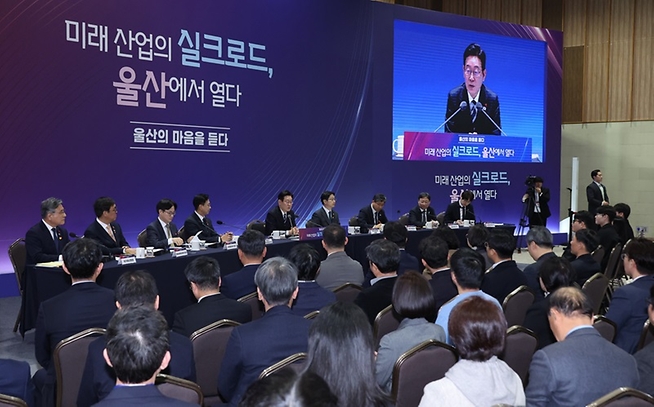 이 대통령 "지방 분권은 국가 생존 전략…5극 3특으로 대대적 재편"