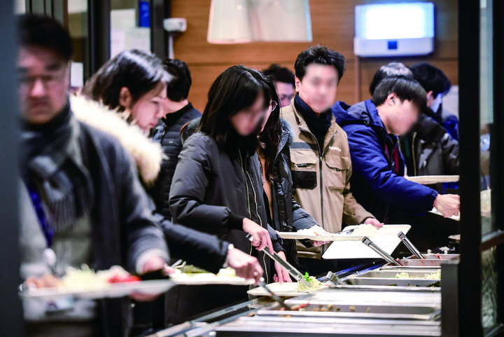 서울의 한 구내식당을 찾은 시민들이 점심식사를 하고 있다.