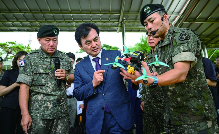 안규백 국방부 장관이 2025년 9월 4일 육군 제36사단에서 교육용 소형드론에 대한 설명을 듣고 있다.