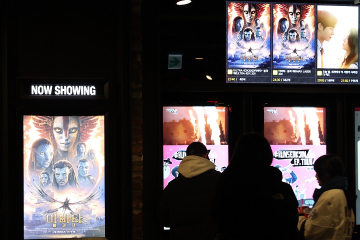 지난 5일 서울 용산구 CGV 용산점에서 시민들이 티켓을 구매하고 있다.(사진=저작권자(c) 연합뉴스, 무단 전재-재배포 금지)